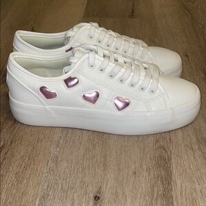 Sincerely‎ Jules White Sneakers with metallic Pink Heart Details. Size 9.